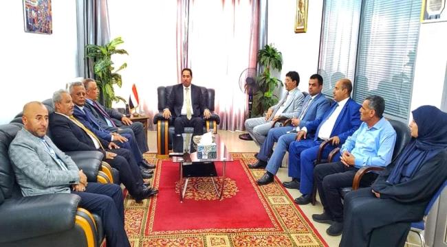 وزير الشباب والرياضة يزور سفارة بلادنا في الجزائر ويلتقي عدد من الطلاب المبتعثين فيها 