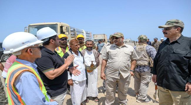 العميد طارق صالح يتفقد مشروع توليد الكهرباء بالطاقة الشمسية في مراحله النهائية بالمخا