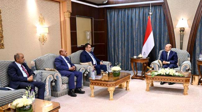 عاجل | الرئيس العليمي يجتمع برئيس الوزراء ومحافظ البنك المركزي ووزير المالية وهذا ما حصل! .."شاهد صورة"