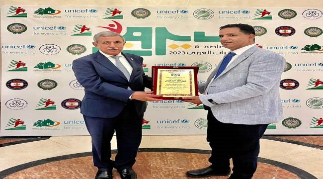 وزارة الشباب والرياضة تسلم سفير بلادنا في لبنان درع الوزارة