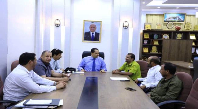 وزير الشباب والرياضة يلتقي مدير عام مديرية سرار بأبين