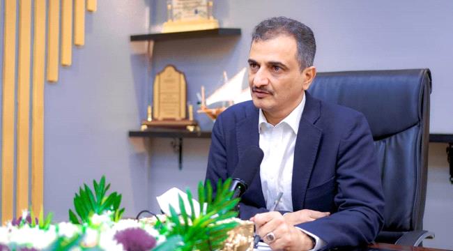 محافظ عدن يتراجع عن قراره الأخير ويوجه بتوريد الإيرادات إلى البنك المركزي