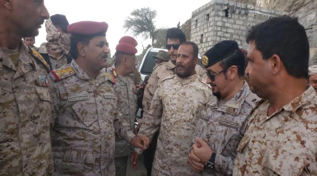وزير الدفاع وقائد في التحالف يتفقدان المقاتلين في جبهة ثرة بأبين والداعري يؤكد جاهزية الجيش لهزيمة المشروع الإيراني 
