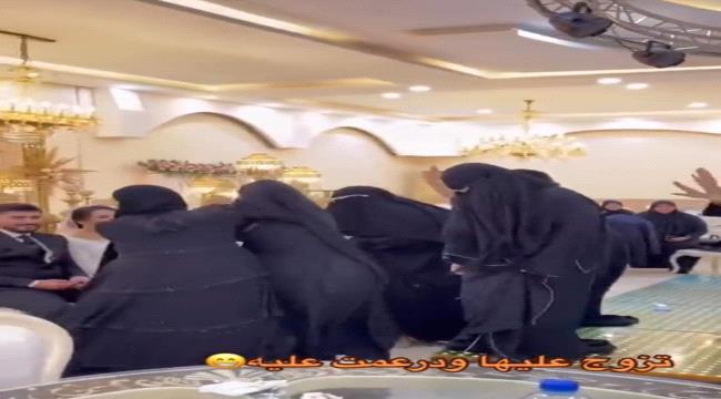 بطريقة غير مسبوقة..سيدة تقتحم حفل زفاف زوجها على عروس أخرى 