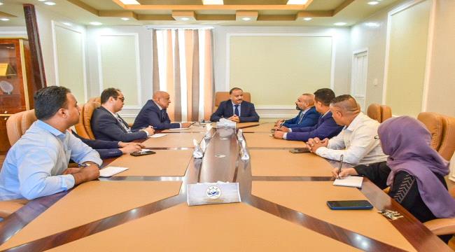 وزير النقل يلتقي القيادة الجديدة المكلفة بإدارة مؤسسة موانئ البحر الاحمر في الحديدة