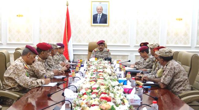 وزير الدفاع يجتمع بفريق اللوجستي في اللجنة العسكرية والأمنية المشتركة 