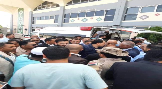وزير الشباب والرياضة وعدد من المسؤولين في مقدمة مستقبلي جثمان القاضي فهيم الحضرمي بمطار عدن