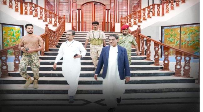 عضو في المجلس الرئاسي يصل إلى حضرموت
