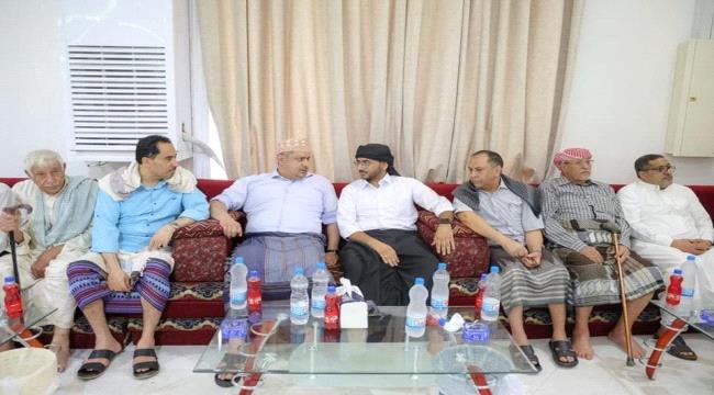 رئيس الوزراء ومعه وزير الشباب والرياضة يقدمان العزاء في فقيد الوطن القاضي فهيم الحضرمي