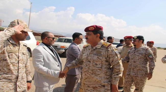 وزير الدفاع يصل إلى سقطرى لأول مرة