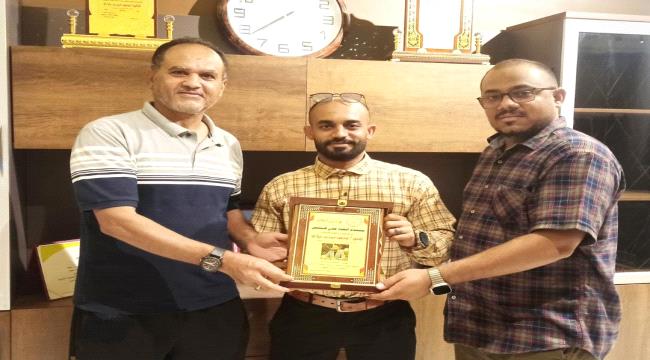 اتحاد عدن للتنس يكرم الدكتور محمود بن جرادي ...