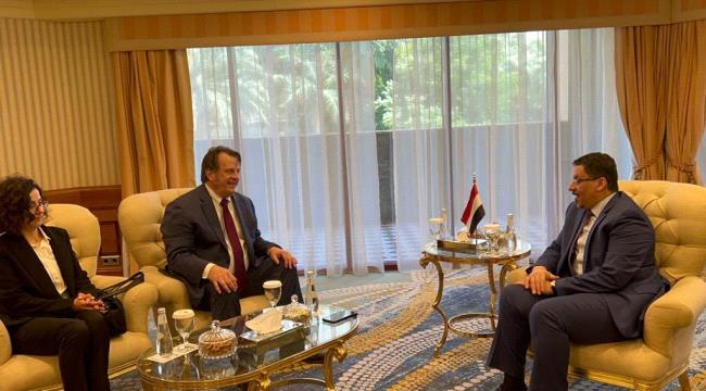 وزير الخارجية وشؤون المغتربين يلتقي المنسق المقيم للشؤون الانسانية في اليمن 