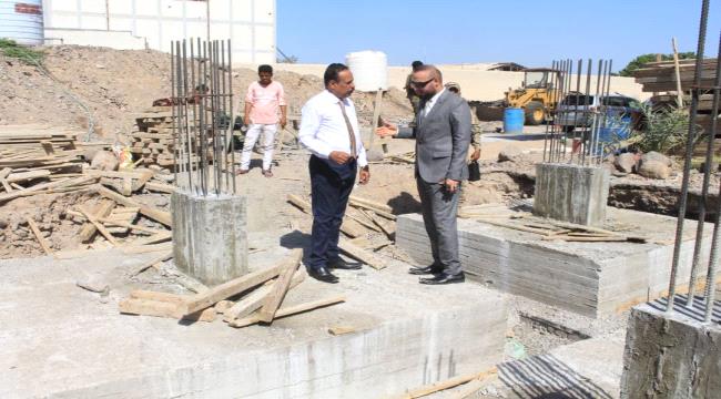 وكيل وزارة الأشغال العقربي يتفقد الأعمال الانشائية بملحق وزارة الصناعة