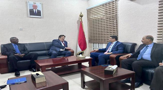 وزير الخارجية يبحث مع المنسق المقيم للشؤون الانسانية خطة عملية نقل نفط خزان صافر