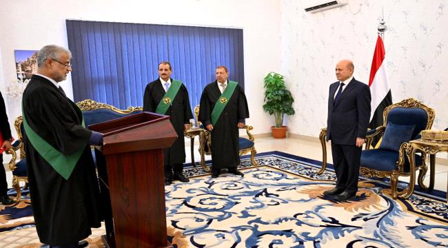 للمرة الأولى في تاريخ اليمن..ثماني نساء يؤدين اليمين القانونية أمام الرئيس العليمي في عدن