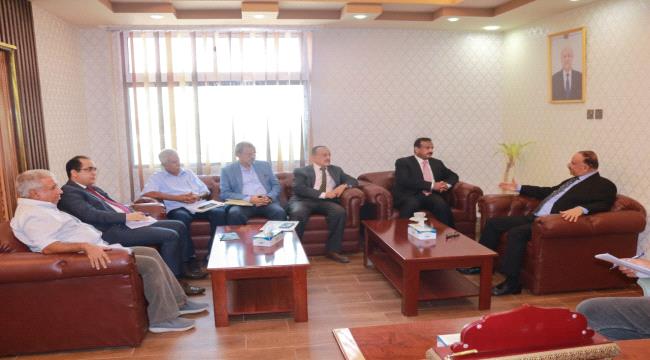 وزير النقل يناقش مع محافظ شبوة سبل تعزيز آليات العمل المشترك 