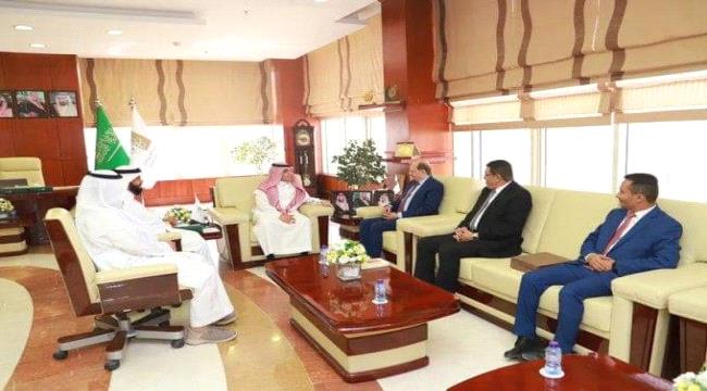 السفير الزنداني يلتقي رئيس جامعة الجوف وأعيان الجالية اليمنية في شمال المملكة