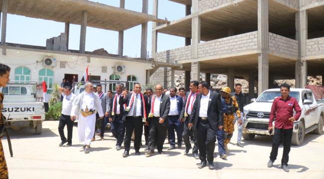 فريق حكومي يقيم ميدانيا الاداء والاحتياجات في عدد من مكاتب السلطة المحلية بمأرب