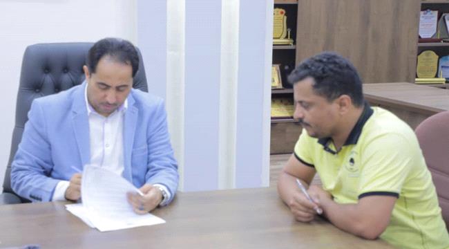 وزير الشباب والرياضة يوقع على عقد عمل إعادة تعشيب ملعب الشهداء بتعز