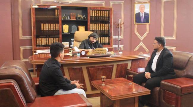 وزير الأشغال يطلع على تصميم مشروع جسر معلق مقدم من طلاب قسم الهندسة المعمارية بجامعة عدن