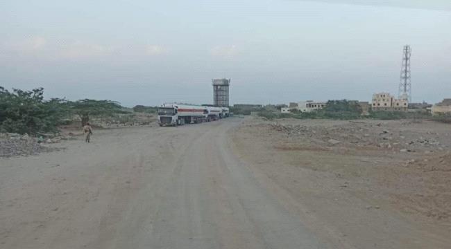 جنود بأبين يحتجزون قواطر النفط الخام الخاصة بتشغيل محطة كهرباء الرئيس هادي في عدن على خلفية فقدان طقم عسكري