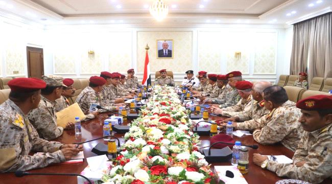 وزير الدفاع يستمع للتقارير المقدمة من لجان المعايدة الميدانية 