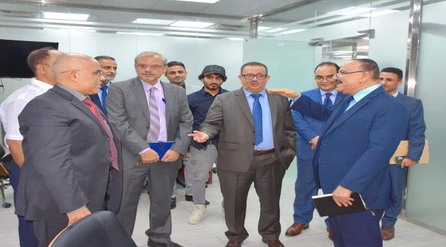 وزير النقل يتفقد سير العمل ومستوى الإنضباط الوظيفي في شركة الخطوط الجوية اليمنية 