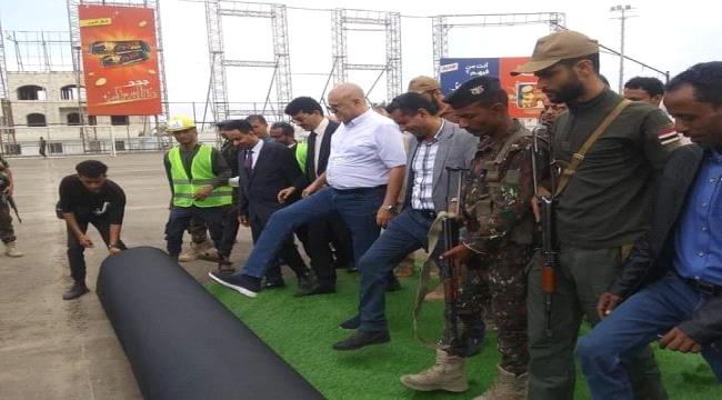وزير الشباب والرياضة ينشر صورا لأعمال فرش ملعب الشهداء بتعز ويؤكد : ضمن الكثير من مشاريع البنى التحتية التي تنفذها الوزارة