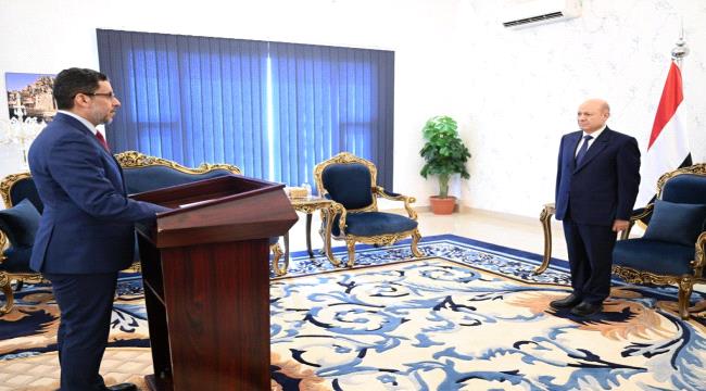 عاجل | رئيس الوزراء يؤدي اليمين الدستورية امام الرئيس العليمي في عدن..(صورة)