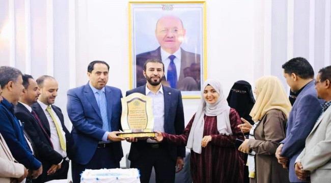 وزير الشباب والرياضة يكرم وكيل الشؤون المالية والإدارية السابق