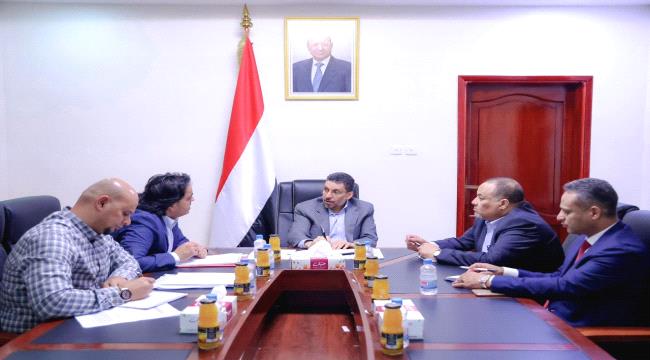 رئيس الوزراء يطلع على أوضاع الكهرباء في عدن ويؤكد : حل مشكلة الكهرباء من أولويات الحكومة