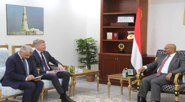 المبعوث الأممي للعميد طارق صالح : التصعيد في البحر الأحمر لا يخدم اليمن