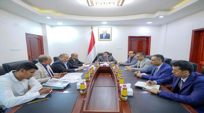 رئيس الوزراء يوجه بتنفيذ عدد من المعالجات والمشاريع الطارئة لتحسين أداء هيئة مستشفى الجمهورية بعدن