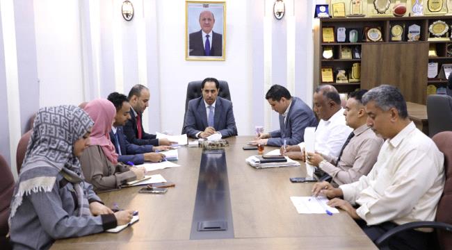 وزير الشباب والرياضة يرأس اجتماعا للجنة المناقصات والمزايدات .."صور"