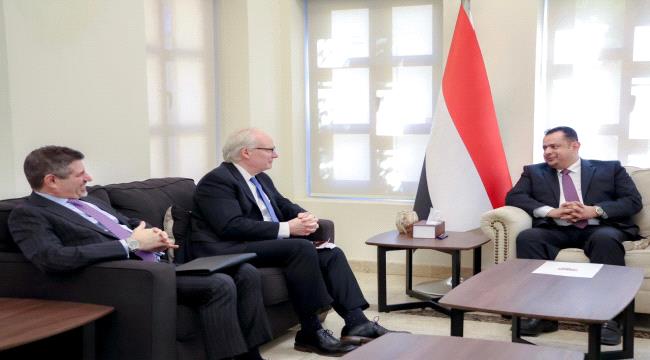 بالتزامن مع أنباء تغييره..رئيس الحكومة يظهر في لقاء رسمي مع مسؤولين أمريكيين.."صور"