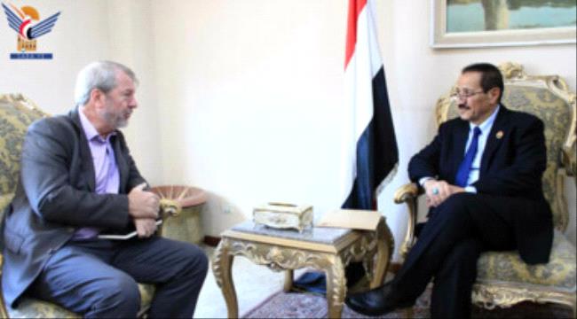 الحوثيون يستدعون مسؤولا أمميا في صنعاء ويسلمونه رسالة احتجاج بشأن العدوان العسكري الأمريكي البريطاني على اليمن