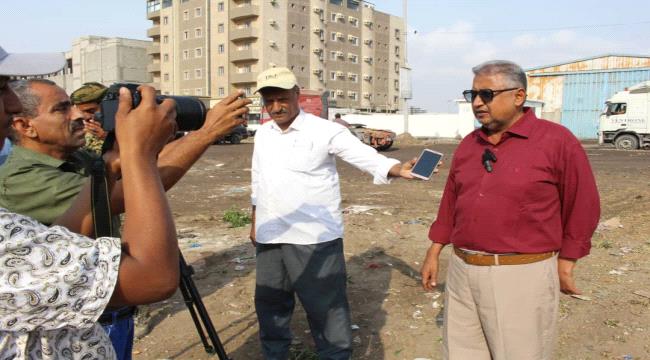 المهندس راشد يتفقد ويطلع "وسائل الإعلام " على سير العمل وتفاصيل مشروع تأهيل مساحة الجزيرة الوسطية جولة زوكي - البحيرة