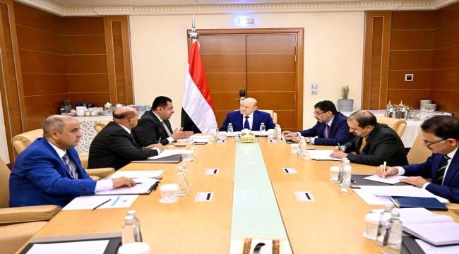 الحكومة الشرعية تستنكر طرد موظفين أمريكيين وبريطانيين من صنعاء 