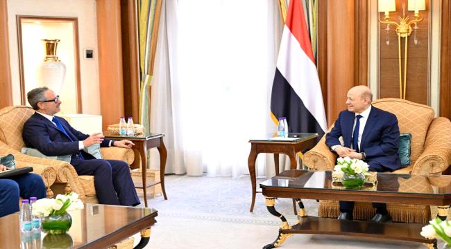 الرئيس العليمي يدعو الاتحاد الأوروبي إلى تصنيف الحوثيين منظمة إرهابية دولية
