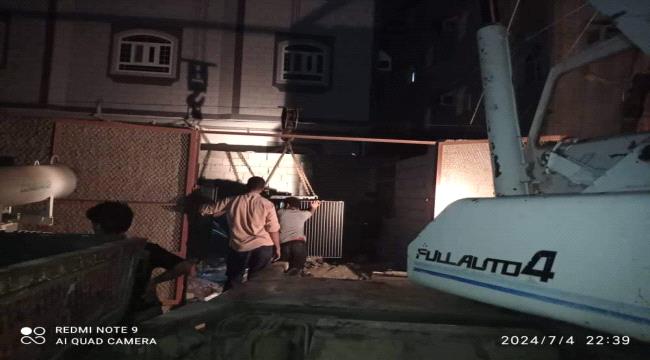 بعد تلف السابق.. إنزال محول كهربائي إلى (بلوك خمسة) في الممدارة بعد تلف المحول السابق