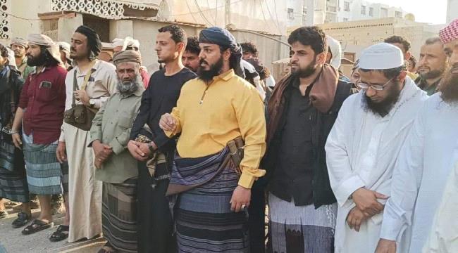 عدن تشهد تحكيما قبليا لإنهاء مشكلة مداهمة منزل قائد في قوات العمالقة.."صور"