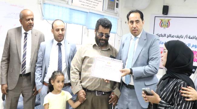 "شاهد بالصور"..وزير الشباب والرياضة يسلم نادي نجوم عدن للمكفوفين الاعتراف المؤقت ويؤكد وقوفه إلى جانبه