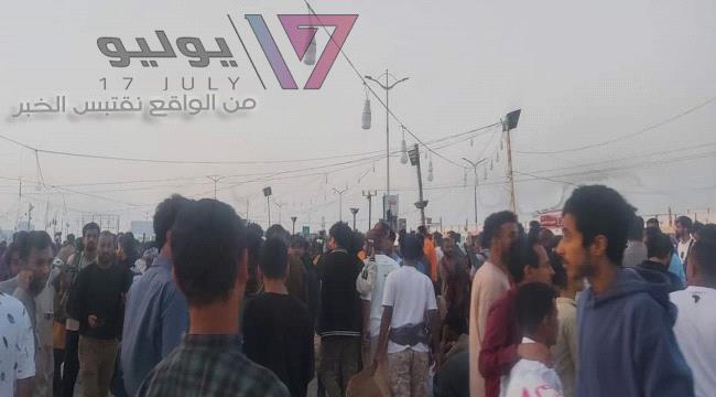عاجل | رئيس الوزراء يصل إلى موقع الإفطار الجماعي لشباب عدن 