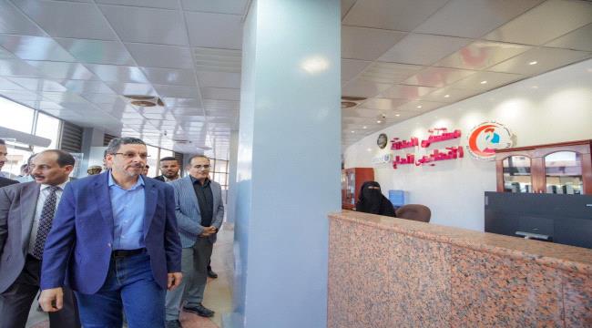 رئيس الوزراء خلال زيارته مستشفى الصداقة : من لم يستطيع خدمة المواطنين عليه أن يترك موقعه لشخص أكثر كفاءة واقتدار