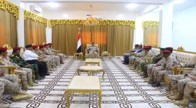 وزير الدفاع يعقد اجتماعا موسعا بقيادة محور الغيضة  