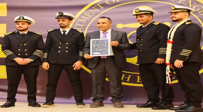 عدن: وكيل وزارة الإدارة المحلية الدكتور الفجير يشارك في حفل تخرج الدفعة التاسعة 