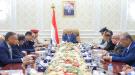 الحكومة تتوعد بتتبع مهربي العملات والأموال والسلع والبضائع وتؤكد : 