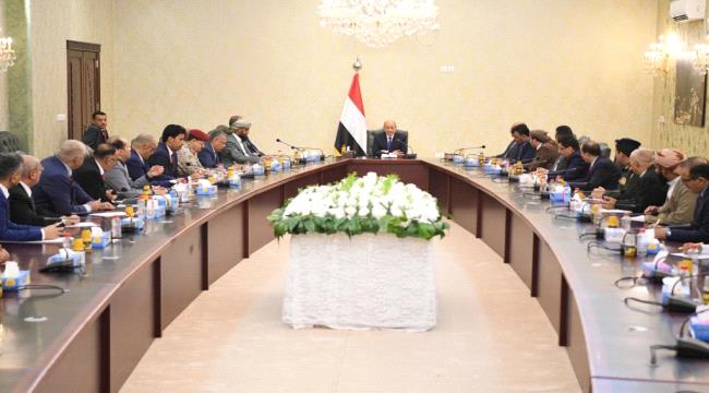 اجتماع حكومي عاصف في قصر معاشيق بعدن والوزراء يطرحون مطلبًا موحدًا بتغيير رئيس الحكومة والرئيس العليمي يؤكد : توافقنا على تعيين بديل لـ