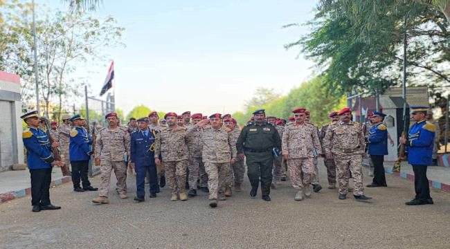 وزير الدفاع يتفقد سير العملية التعليمية في كلية الطيران والدفاع الجوي بمأرب ...