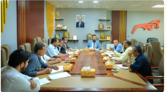 محافظ عدن يؤكد اهمية ترسيخ مبادئ الحوكمة والانضباط المؤسسي في تحصيل الضرائب ...